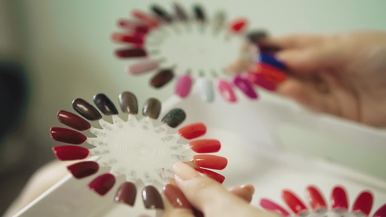 una chica bonita se sienta en una silla