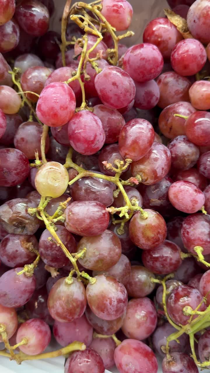 Primo piano di uva rossa fresca