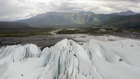 Peak-Of-Snowy-Mountain-Range-Landscape-Under-Cloudscape-In-Alaska,-USA