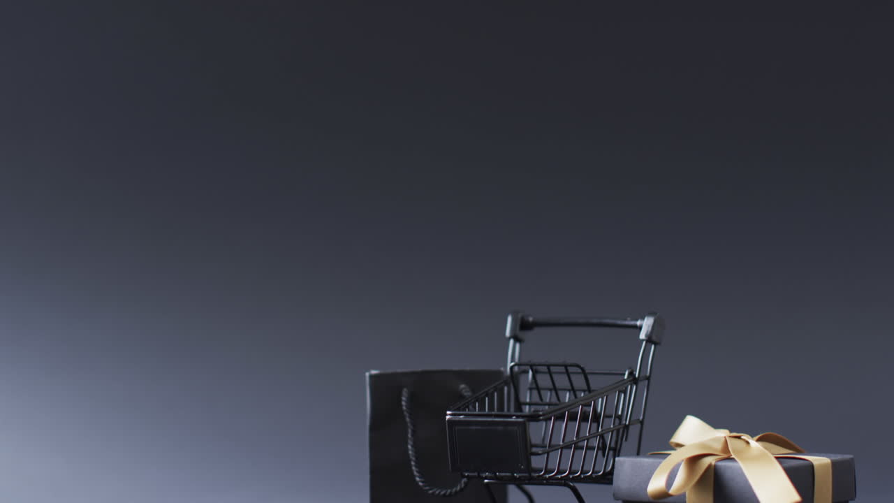 video del carrito de compras, la bolsa de compras y la caja de regalos con espacio de copia sobre un fondo gris