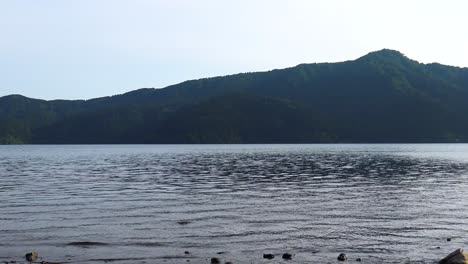 La-Vista-Del-Lago-Ashi-Desde-La-Costa