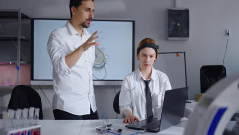 profesor y estudiante trabajando en un laboratorio de ciencias