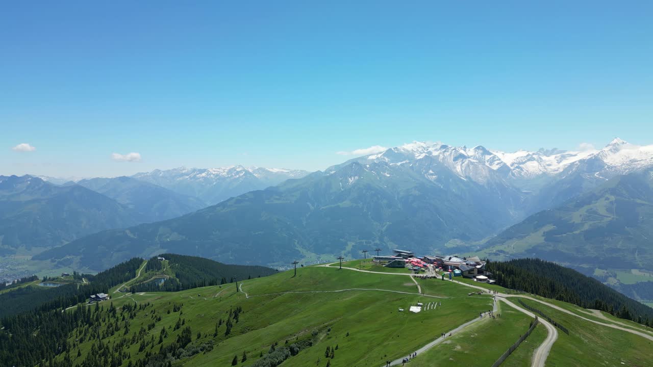 vista panorámica de una impresionante estación de esquí en las montañas de austria
