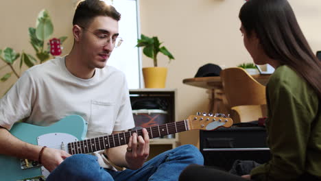 pareja improvisando música