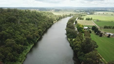 Seitliche-Drohnenaufnahmen-über-Dem-Verschneiten-Fluss-Zwischen-Marlo-Und-Orbost,-In-Gippsland,-Victoria,-Australien,-Dezember-2020