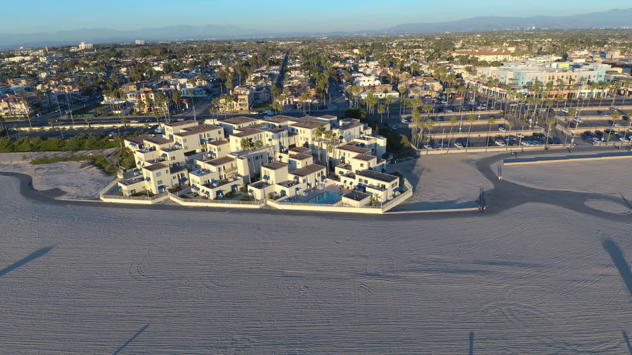 rotativa 4k vista aérea de los condominios frente a la playa