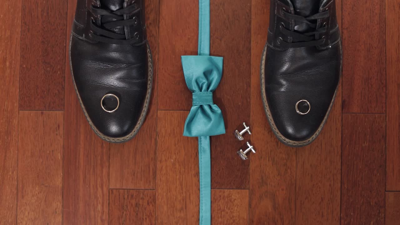 결혼 반지, 초록색 신랑의 타이, 망토, 갈색 나무 바닥에 신발