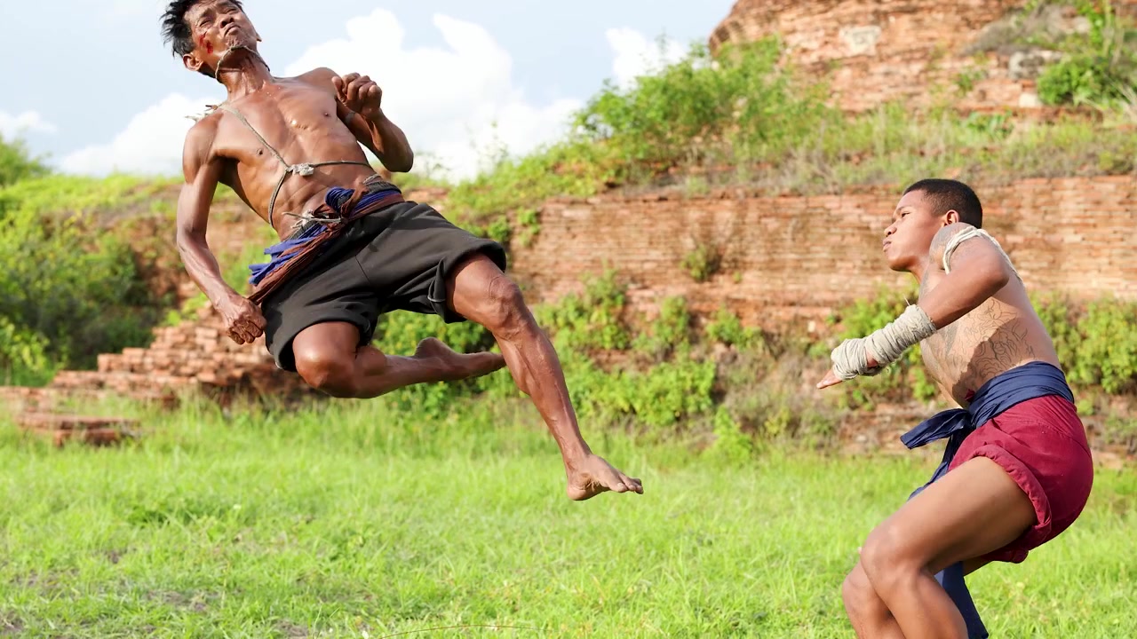 Två Muay Thai-fighters sparras framför antika ruiner