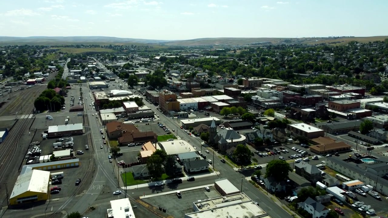USA, Oregon, Pendleton, 25. 5. 2026 – Pohled z dronu na centrum Pendletonu s mnoha historickými budovami, v létě.
