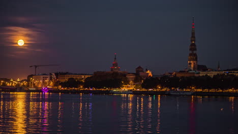 拉脫維亞,里加,夜晚到白天時間延遲,街道交通,大教堂和落月反射在daugava河