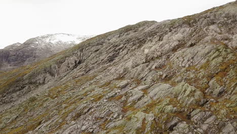 Aerial-View-of-a-Barren-Mountain-Landscape-with-Overcast-Skies-in-Norway,-Forward-Movement