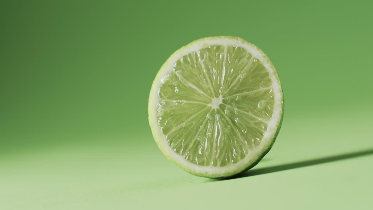 vídeo de cal en rodajas con espacio de copia sobre fondo verde