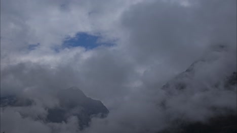 lapso de tiempo de nubes que cubren las montañas dentro de un valle en el pueblo de montaña de gran altitud lachen, sikkim filmado en 4k
