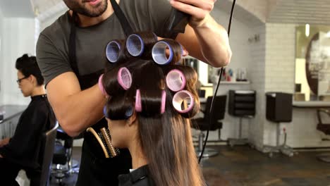 Männlicher-Friseur,-Der-Kunden-Die-Haare-Stylt