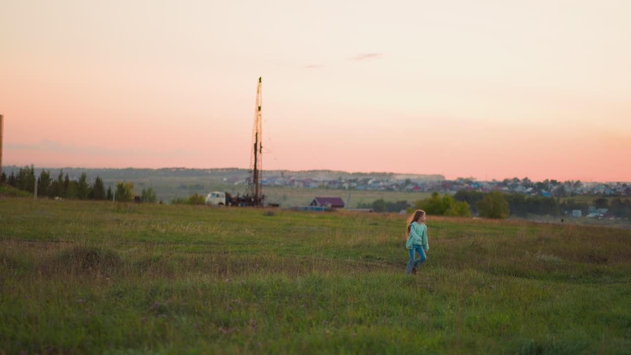 счастливый ребенок бежит по лугу в сумерках прекрасная девушка играет в одиночку на окраине деревни в