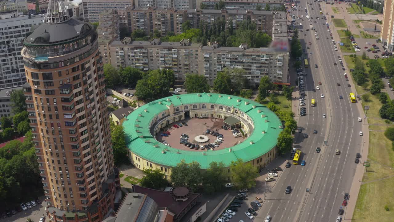 interesante forma redonda del edificio con un techo verde