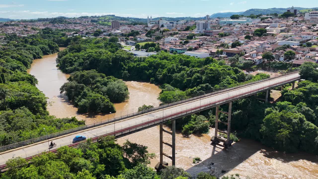 Horizonte de Río Pardo en São José do Rio Pardo, São Paulo, Brasil. Paisaje urbano del centro. Paisaje con puente. Iglesia medieval. São José do Rio Pardo en São Paulo, Brasil. Hermoso horizonte.