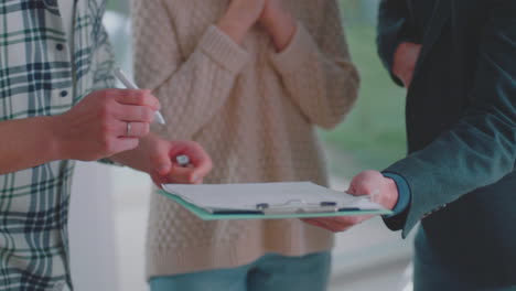 pareja firmando un papel de contrato