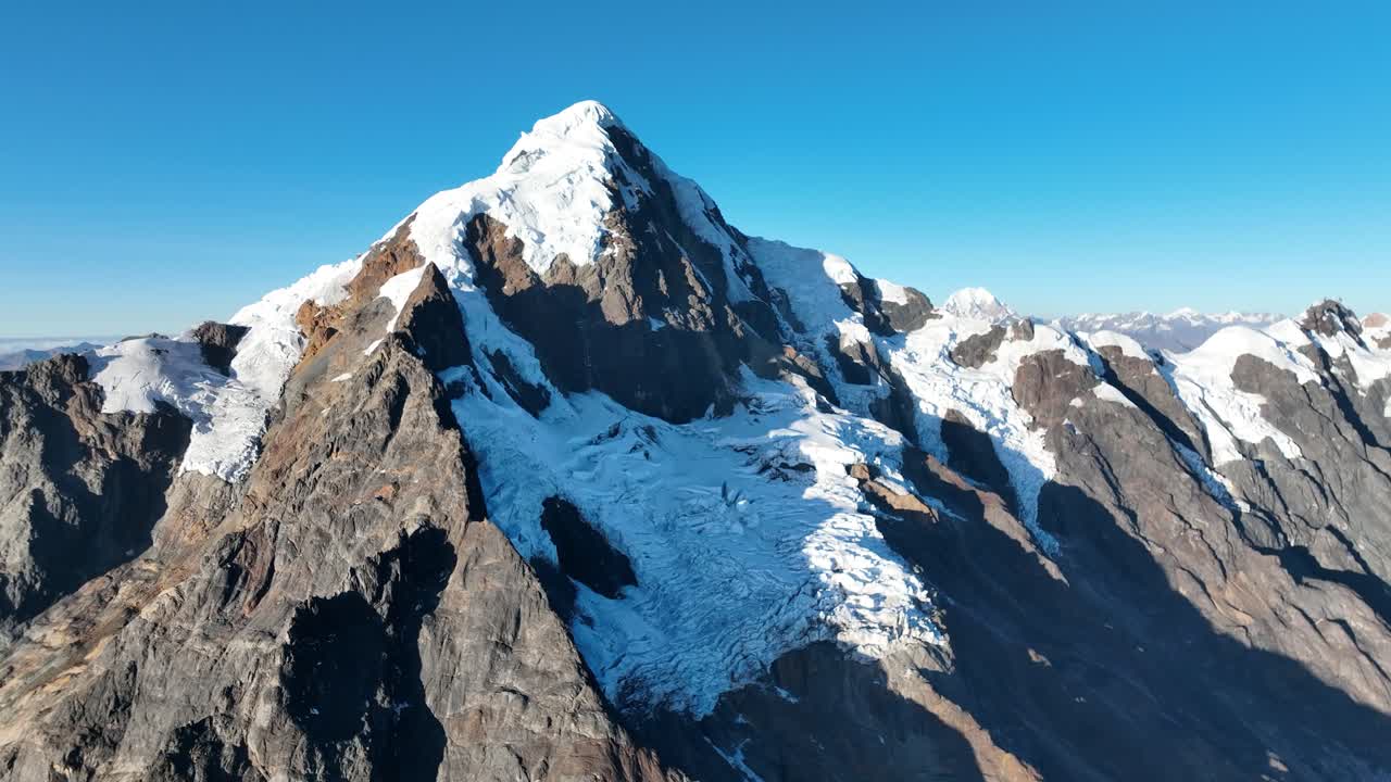 vista voladora de las montañas, la verónica cubierta de nieve, el valle sagrado, cusco