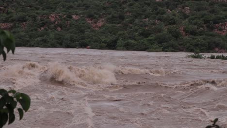 fuertes inundaciones que fluyen en las cadenas montañosas