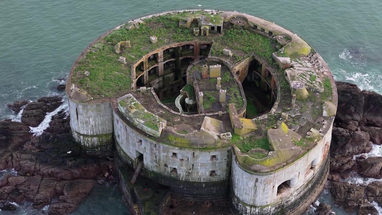 Vista aerea del forte di Stack Rock che sorvola le rovine della fortezza insulare di Milford Haven nel Pembrokeshire.