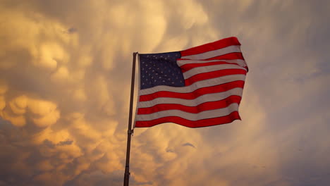 Flagge-Der-Vereinigten-Staaten,-Die-Gegen-Orangefarbene-Mammatus-Sturmwolken-Fliegt_Zeitlupe