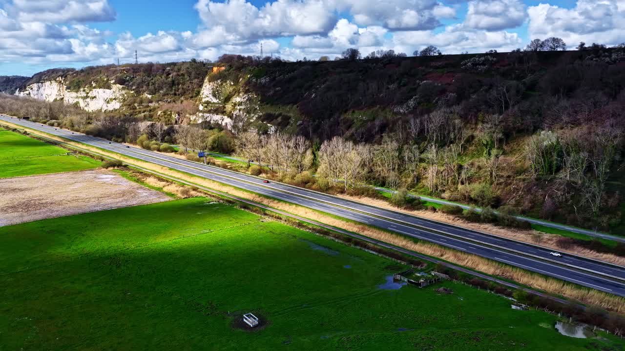 Motorvej, der løber gennem marker og bakkelandskaber nær Le Havre, Frankrig