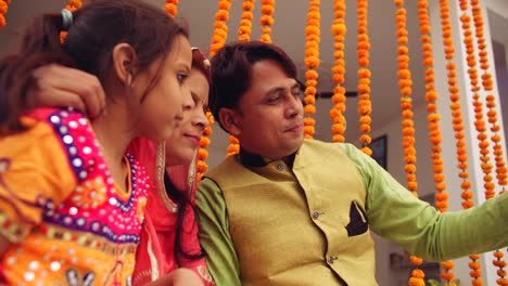 los padres jóvenes con la hija celebran decoran para el festival de diwali