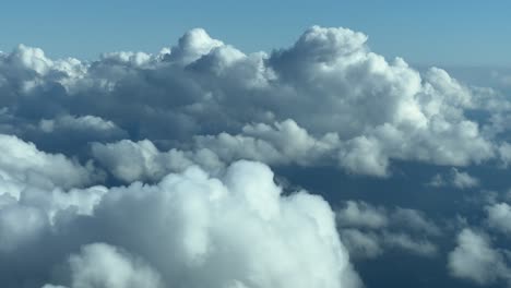 Volando-A-Través-De-Un-Cielo-Con-Algunos-Cúmulos-Diminutos