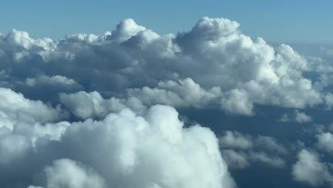 volando a través de un cielo con algunos cúmulos diminutos