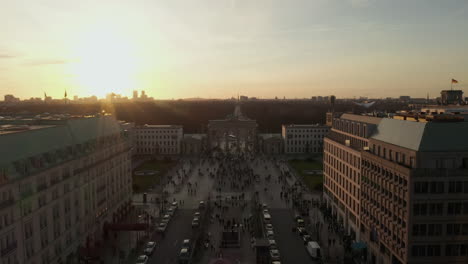 Luftbild:-Panoramatiefflug-Durch-Das-Geschäftige-Berlin,-Deutschland-Straße-Richtung-Brandenburger-Tor-Im-Wunderschönen-Goldenen-Abendlicht