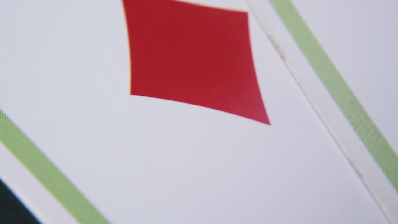 회색 표면에 빨간색과 검은색 플레이 카드에 대한 움직임