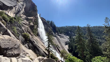 Nevada-Falls-Vista-Desde-El-Sendero-De-Niebla-En-Verano-En-El-Parque-Nacional-Yosemite,-California,-Estados-Unidos