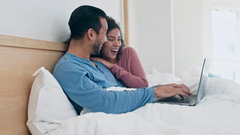amor, escribir y pareja en una computadora portátil en la cama