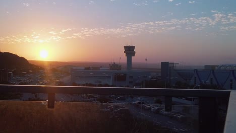 panorámica de izquierda a derecha que muestra la torre de control del aeropuerto internacional de curacao