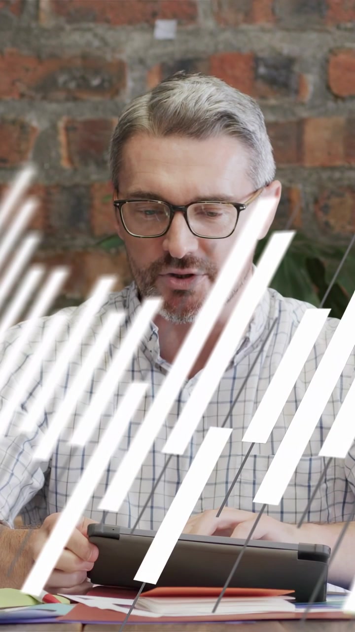 Video verticale: Un lavoratore tocca un tablet controllando appunti di lavoro, mentre delle barre animate oscurano le sue mani.