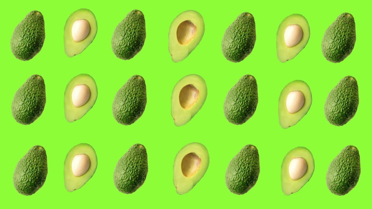 Avocado tagliato su uno sfondo luminoso che cambia colore.