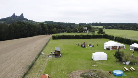 Ceremonia-De-Boda-Al-Aire-Libre-En-Un-Campo-De-Hierba-Debajo-De-La-Ruina-De-Un-Castillo,-República-Checa