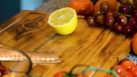cortar limón amarillo para cocinar