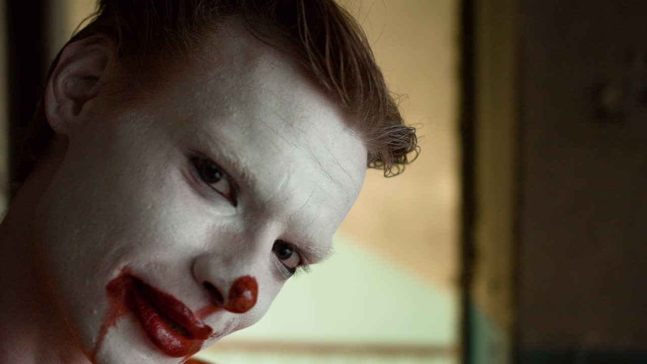 payaso aterrador en una casa abandonada