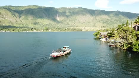 vista de drones del pequeño ferry que atraca en un resort en samosir, lago toba, sumatra, indonesia