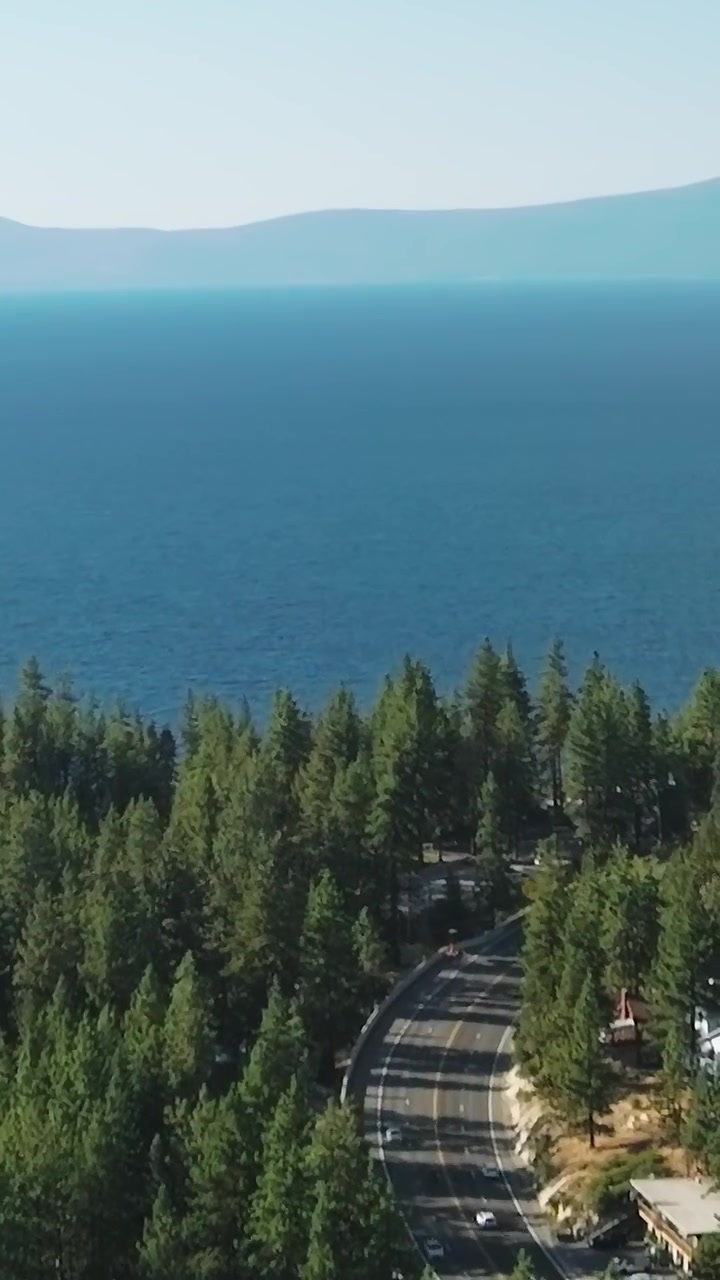 Udforsk Lake Tahoe med træer, vand og veje om sommeren