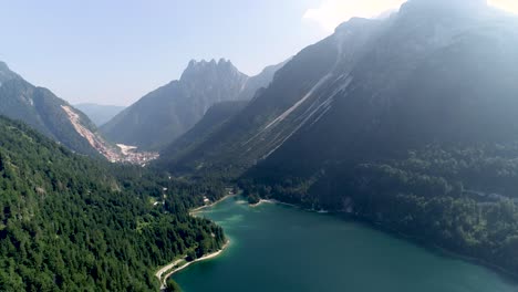 Vista-Aérea-Del-Lago-Del-Predil