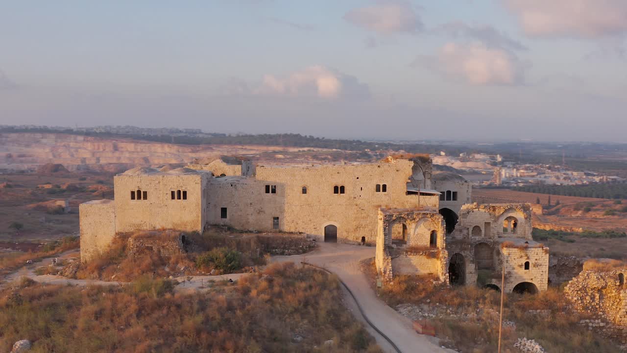 해가 뜨고 해가 지는 시점 에 고대 유적 들 의 공중 사진