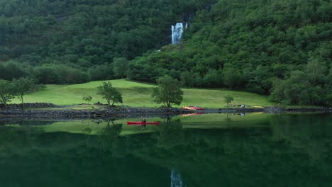 Kayaker-Kayak-En-Una-Tranquila-Mañana-En-Noruega