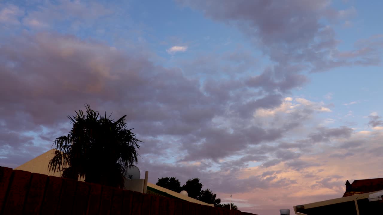 해가 지고 있는 도시 환경의 타임스
