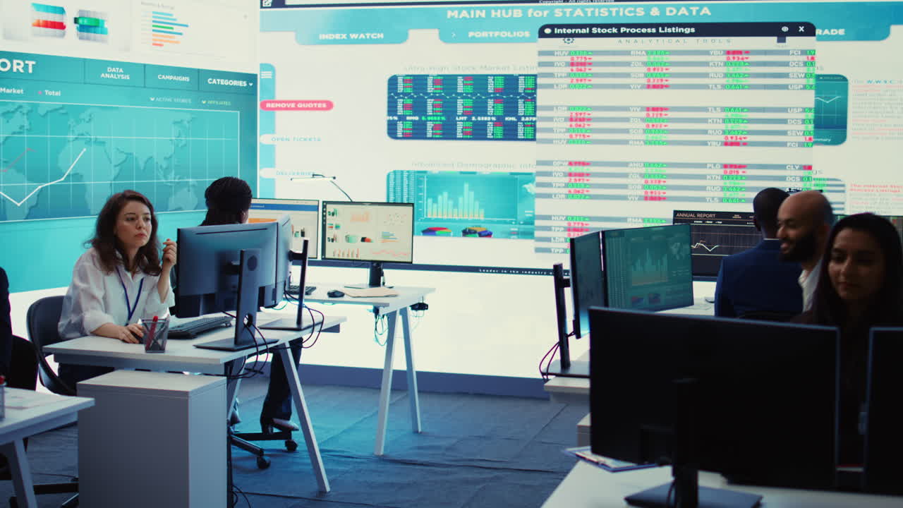 코워킹 스페이스 사무실에서 일하는 계열사들이 최신 비즈니스를 검토하기 위해 예측합니다.