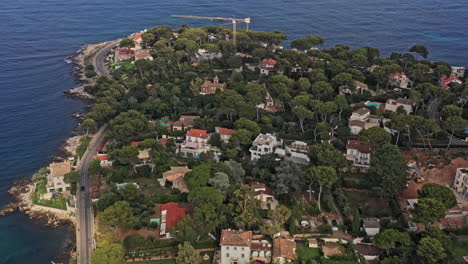 Antibes-Francia-Antena-V45-Vista-De-Pájaro-Drone-Volando-Hacia-Adelante-A-Lo-Largo-Del-Boulevard-De-Bacon-Hacia-El-Mar---Julio-De-2021