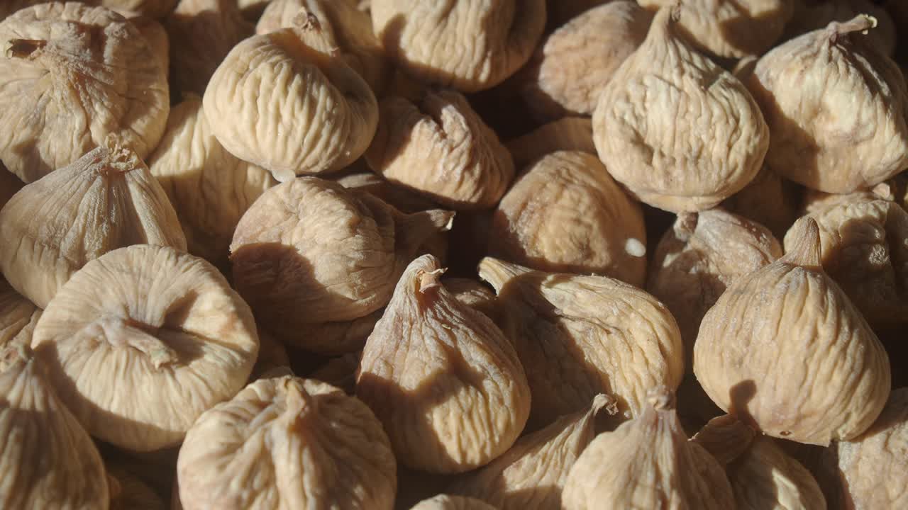 Nærbillede af mange tørrede figner stablet sammen.