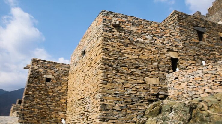 Sítio arqueológico do Oriente Médio na Arábia Saudita, com ruínas antigas ao ar livre.